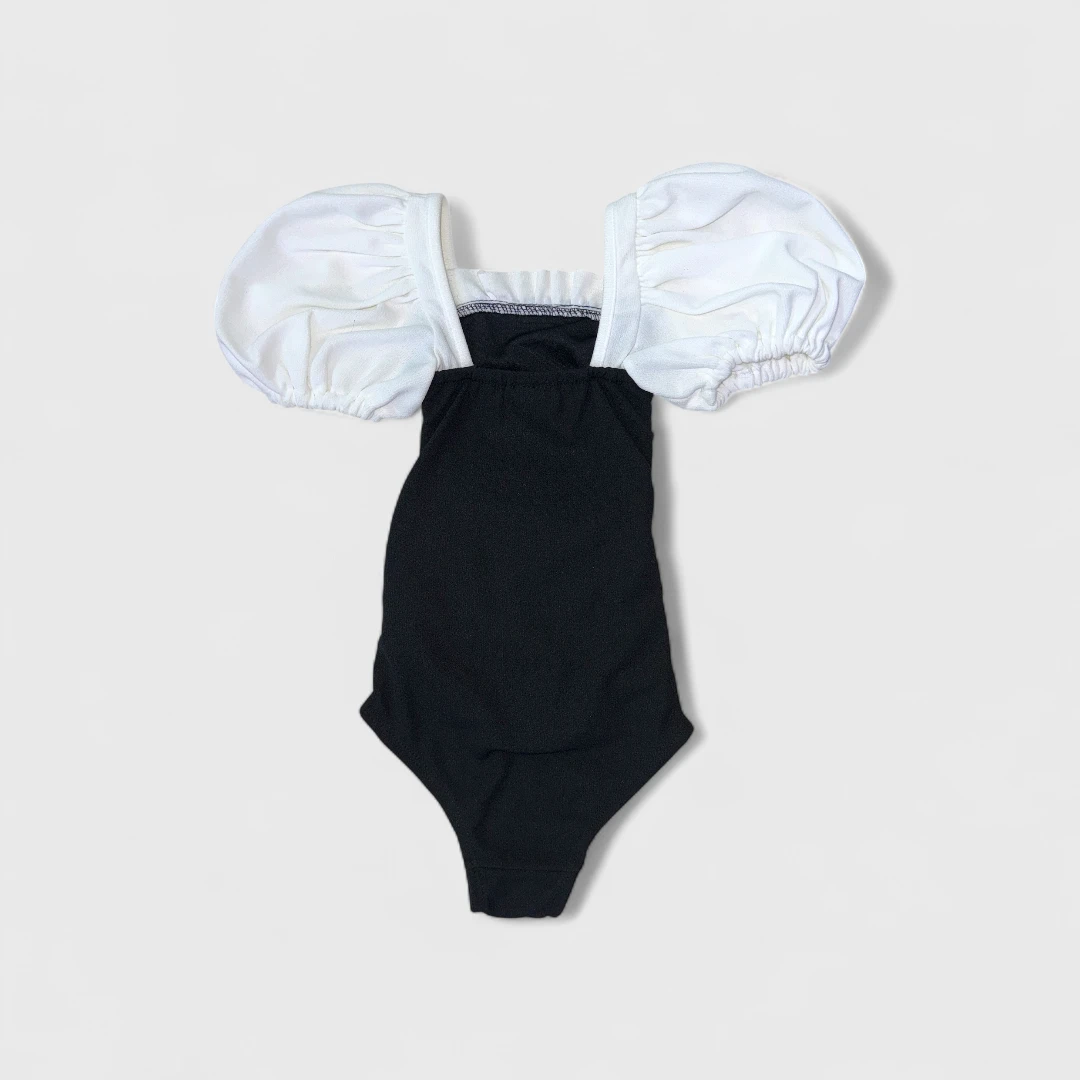 Черный купальник с белыми рукавами