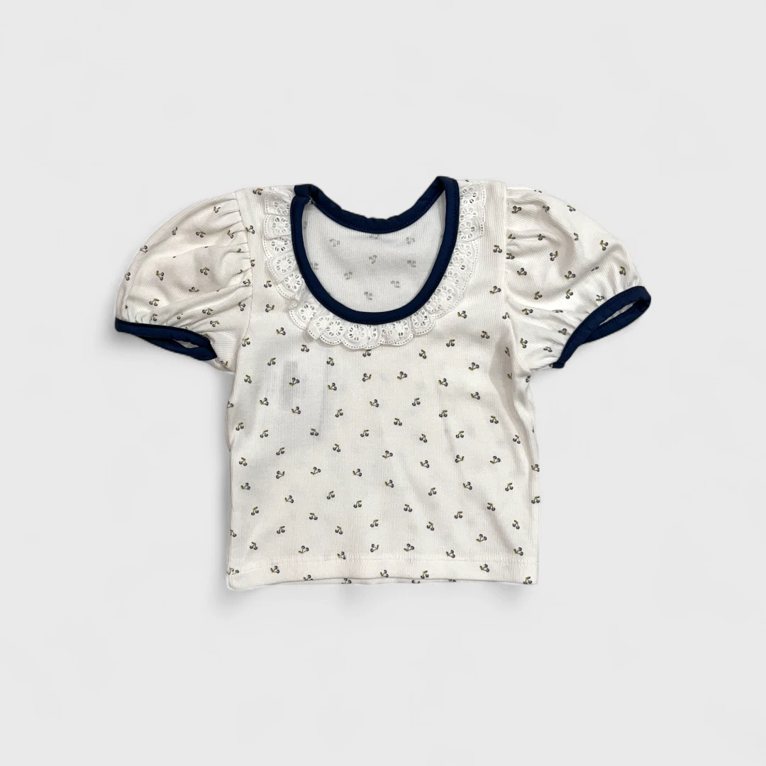 Белая футболка с рюшей