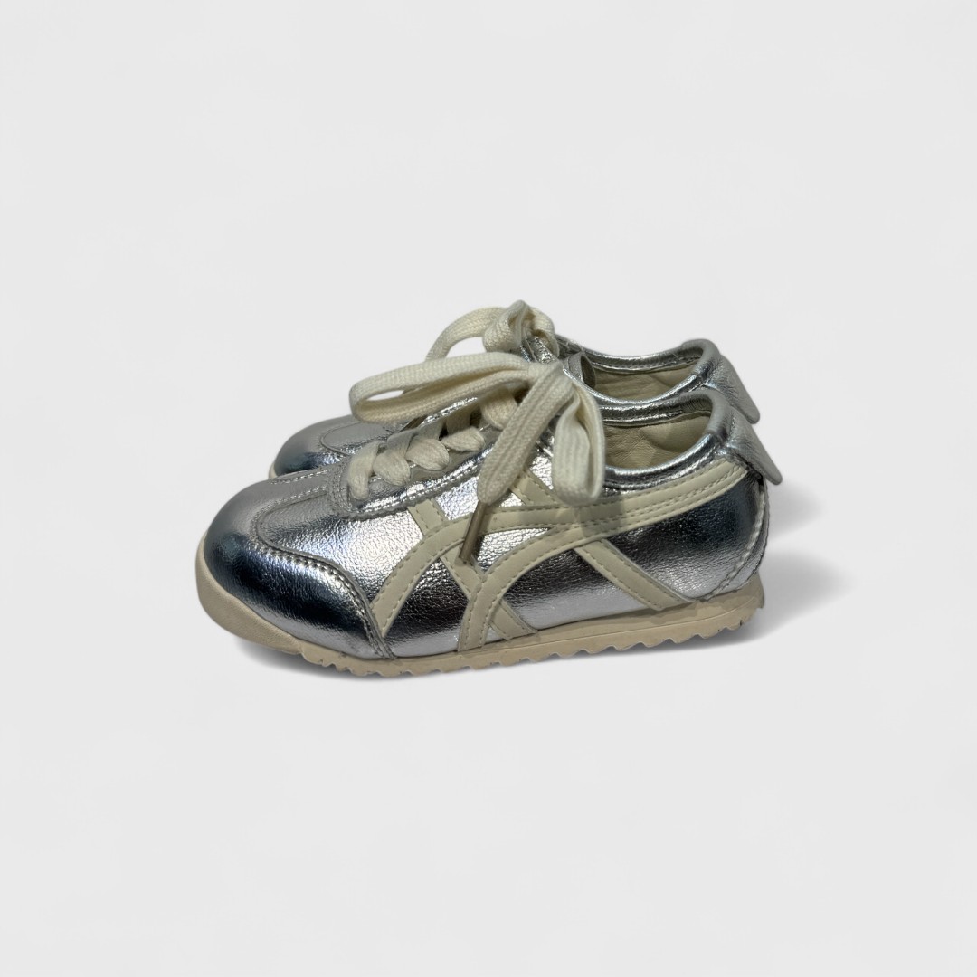 Серебристые кроссовки Asics 