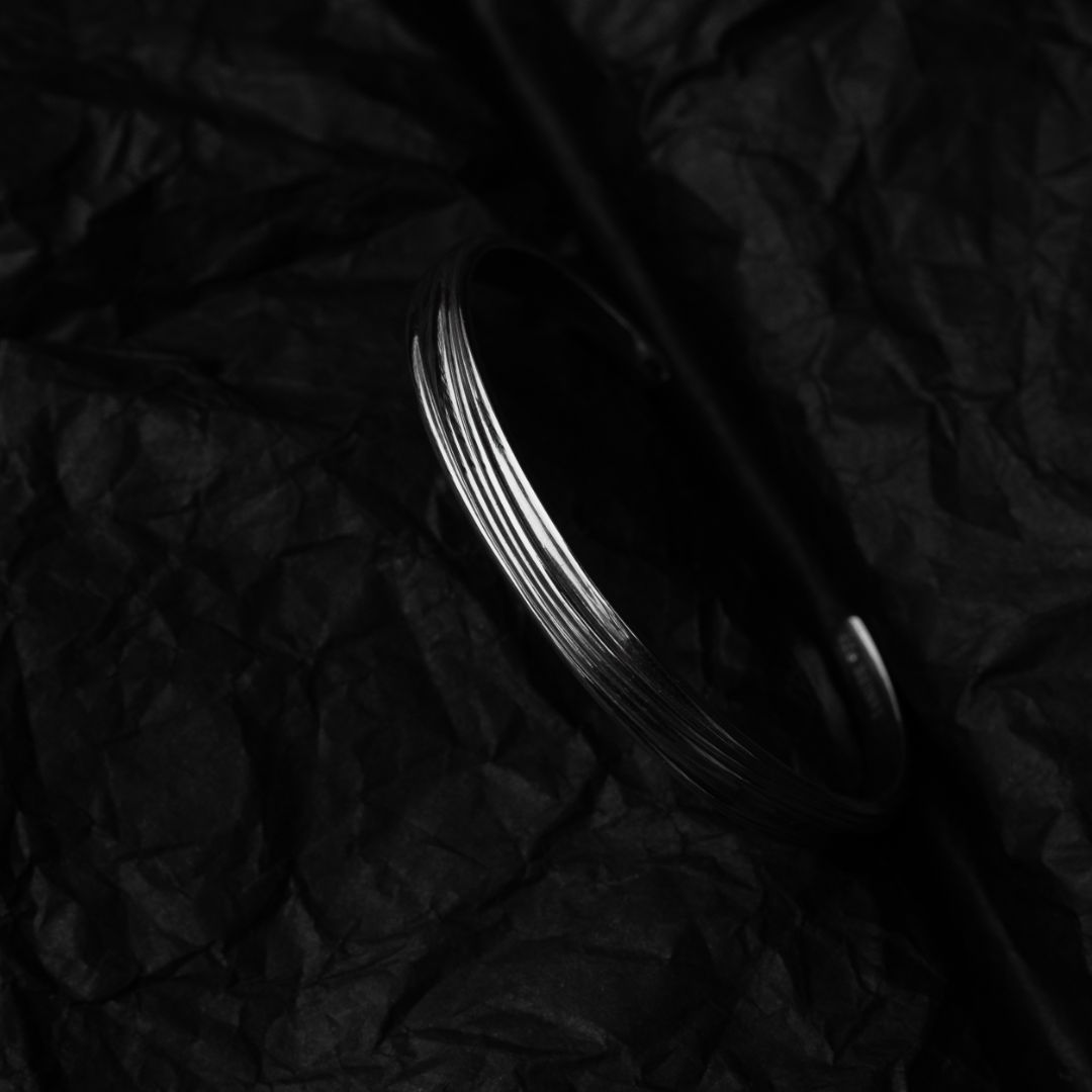 Браслет-кафф с линиями из коллекции MATERIA