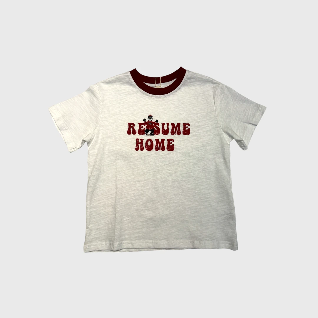 Белая футболка с красным принтом