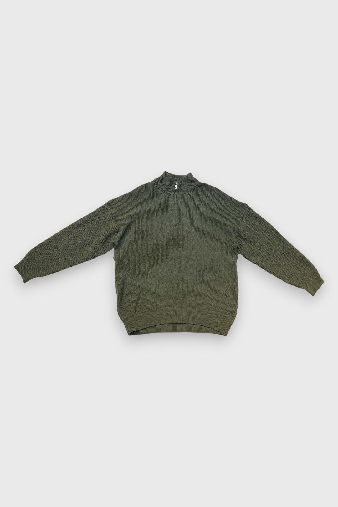 Зеленый пуловер с застежкой