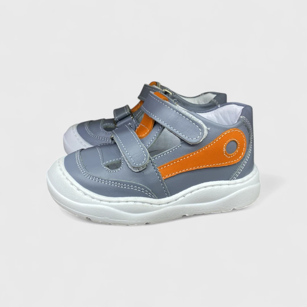 Серые кроссовки с оранжевыми вставками