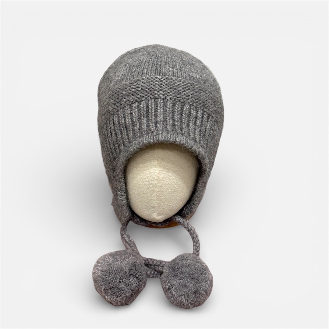 Серая шапка с помпонами