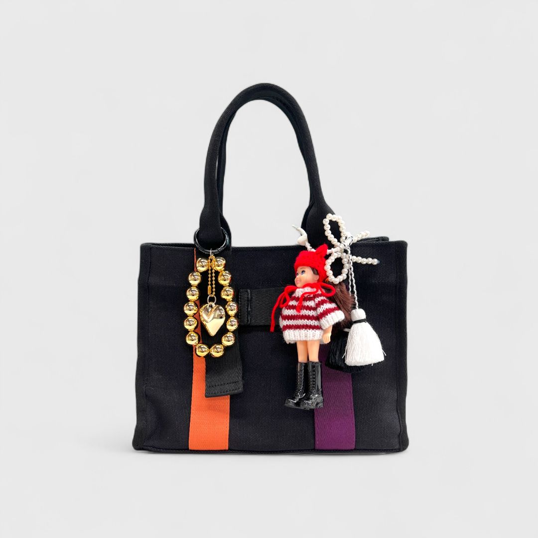 Черная сумка с игрушкой и аксессуарами