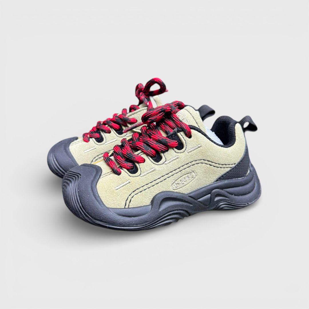 Бежевые кроссовки с красными шнурками