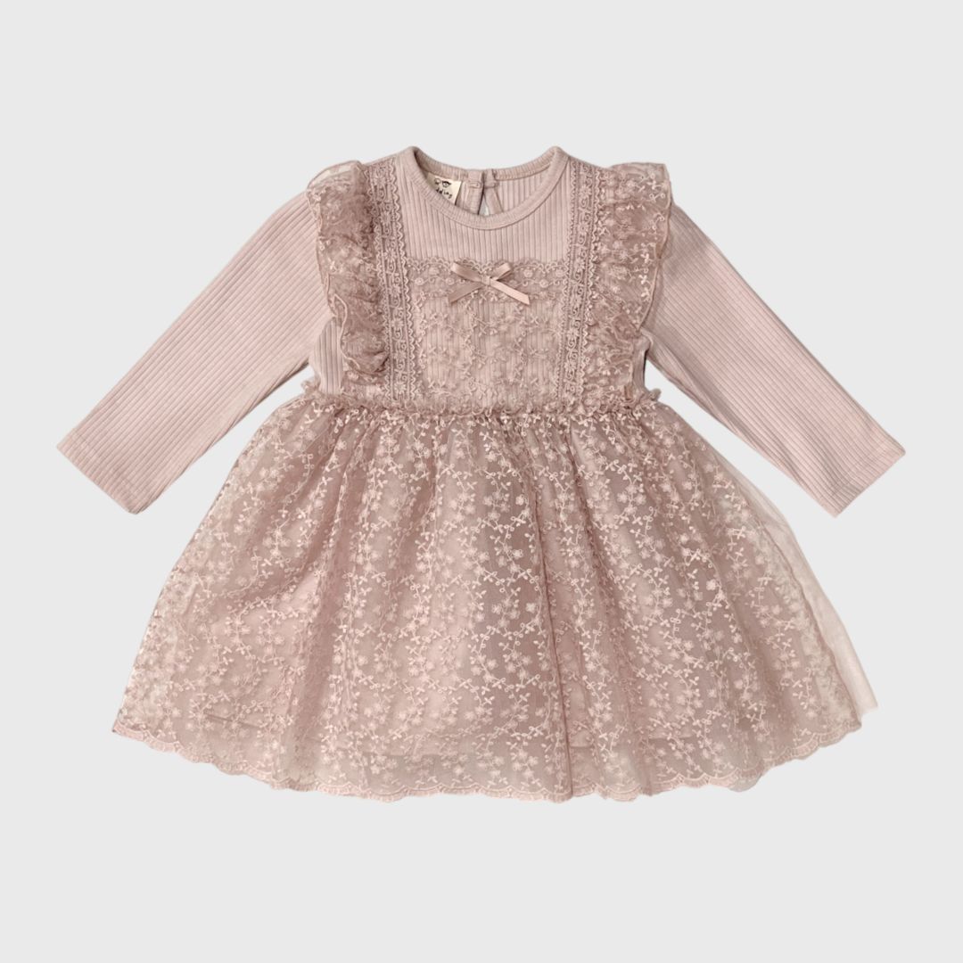 Розовое платье с длинным рукавом