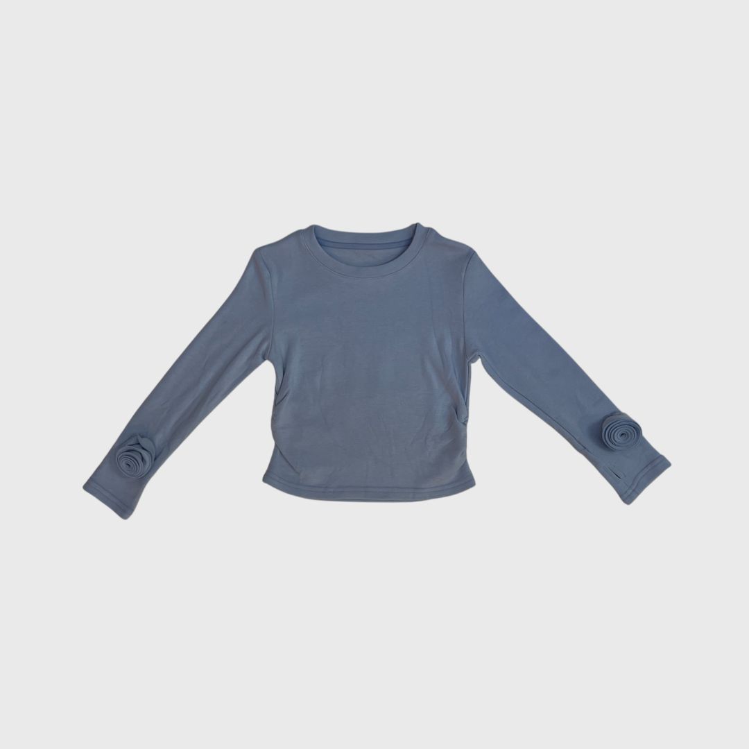 Голубая футболка с длинными рукавами