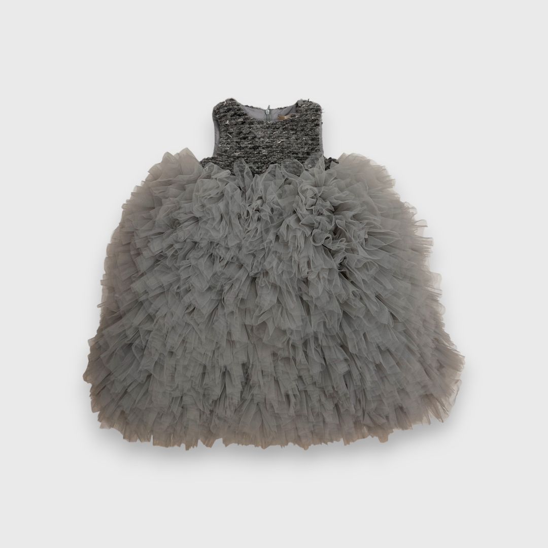 Серое платье с рюшами