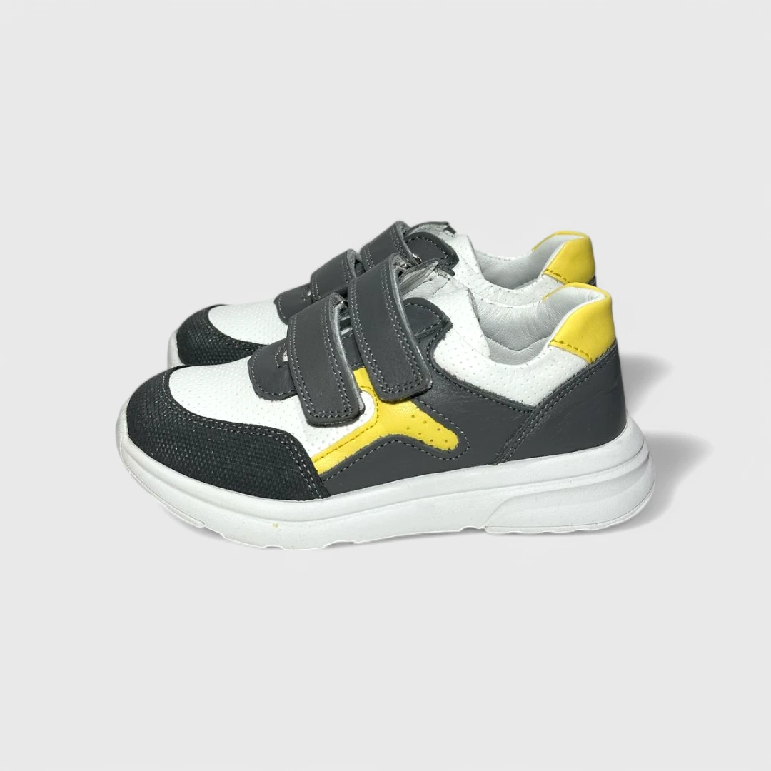 Серые кожаные кроссовки с желтыми деталями