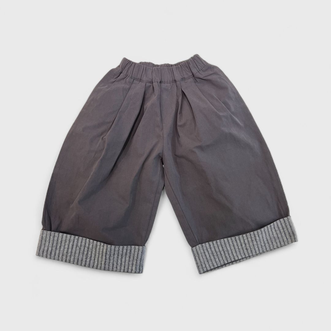 Серые брюки с подворотом