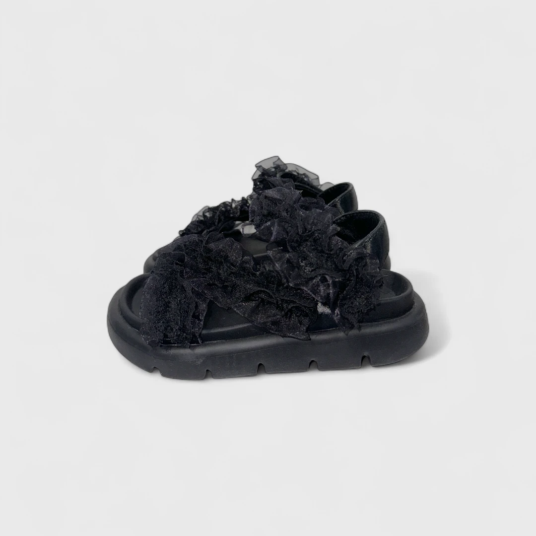 Черные босоножки с рюшами