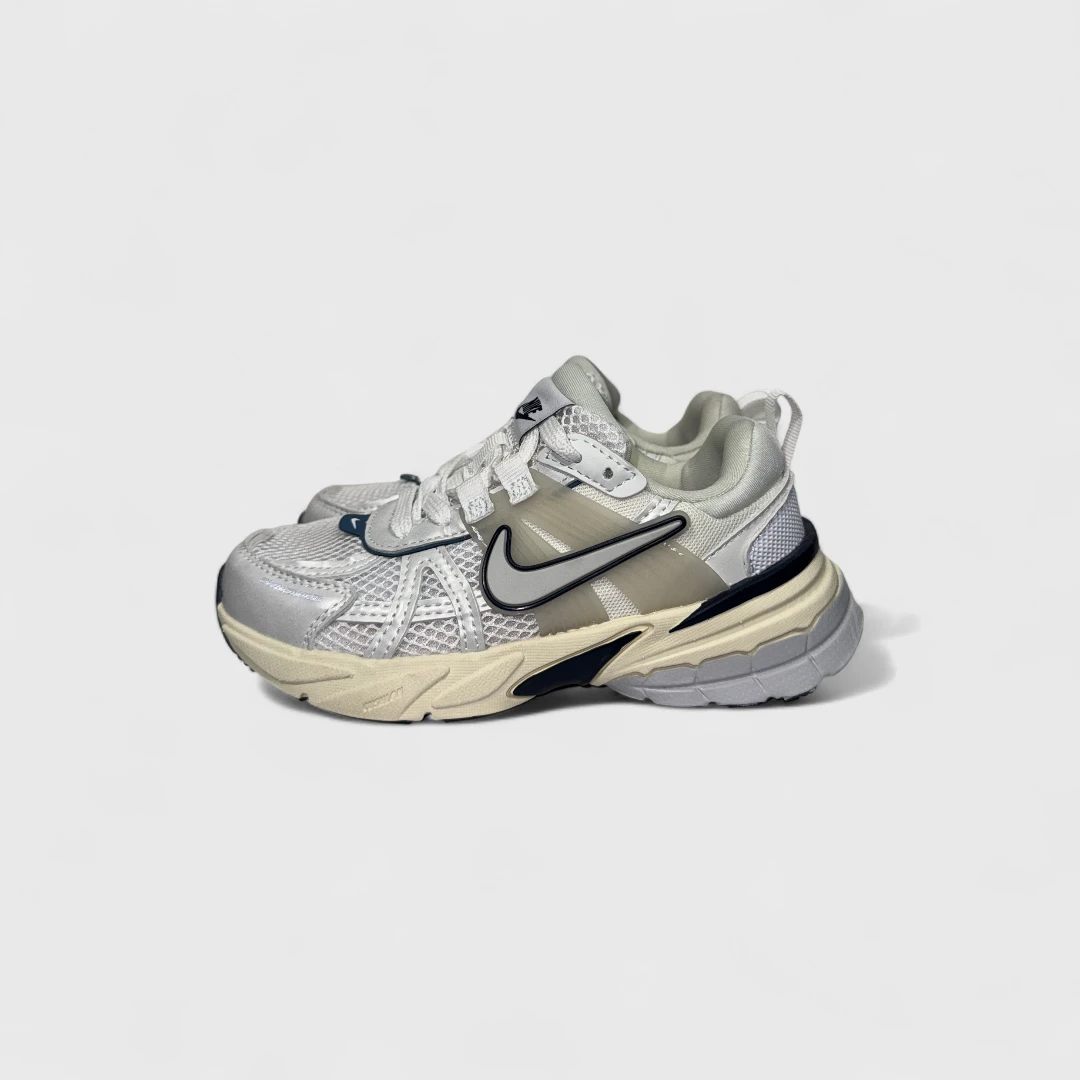 Серые кроссовки Nike