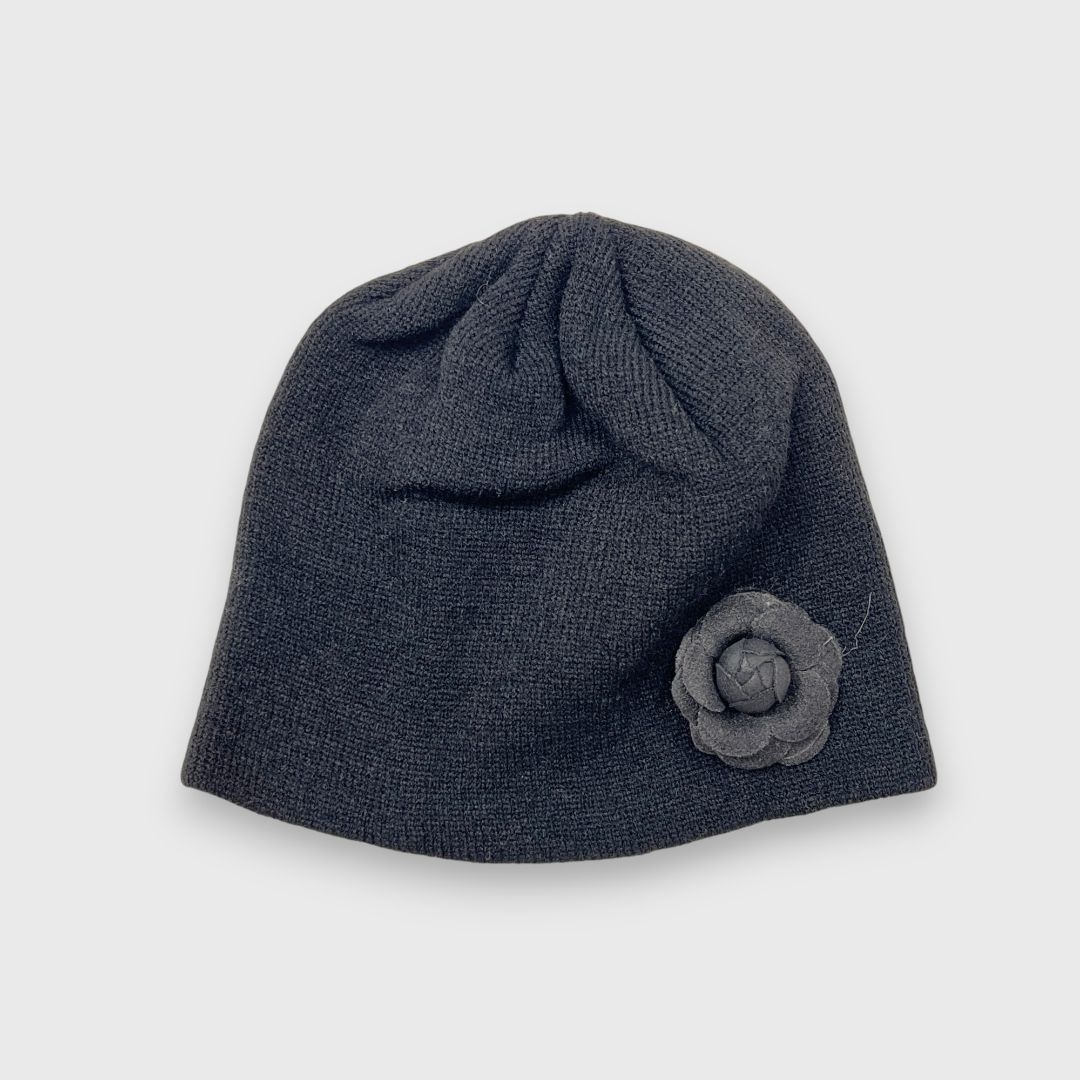 Темно-серая шапка с цветком