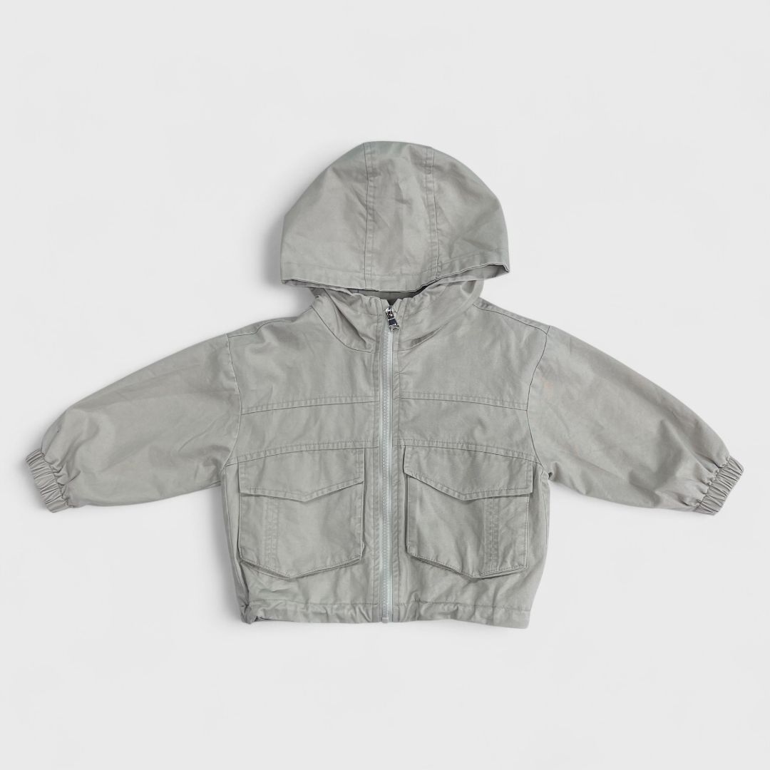 Серая куртка с капюшоном