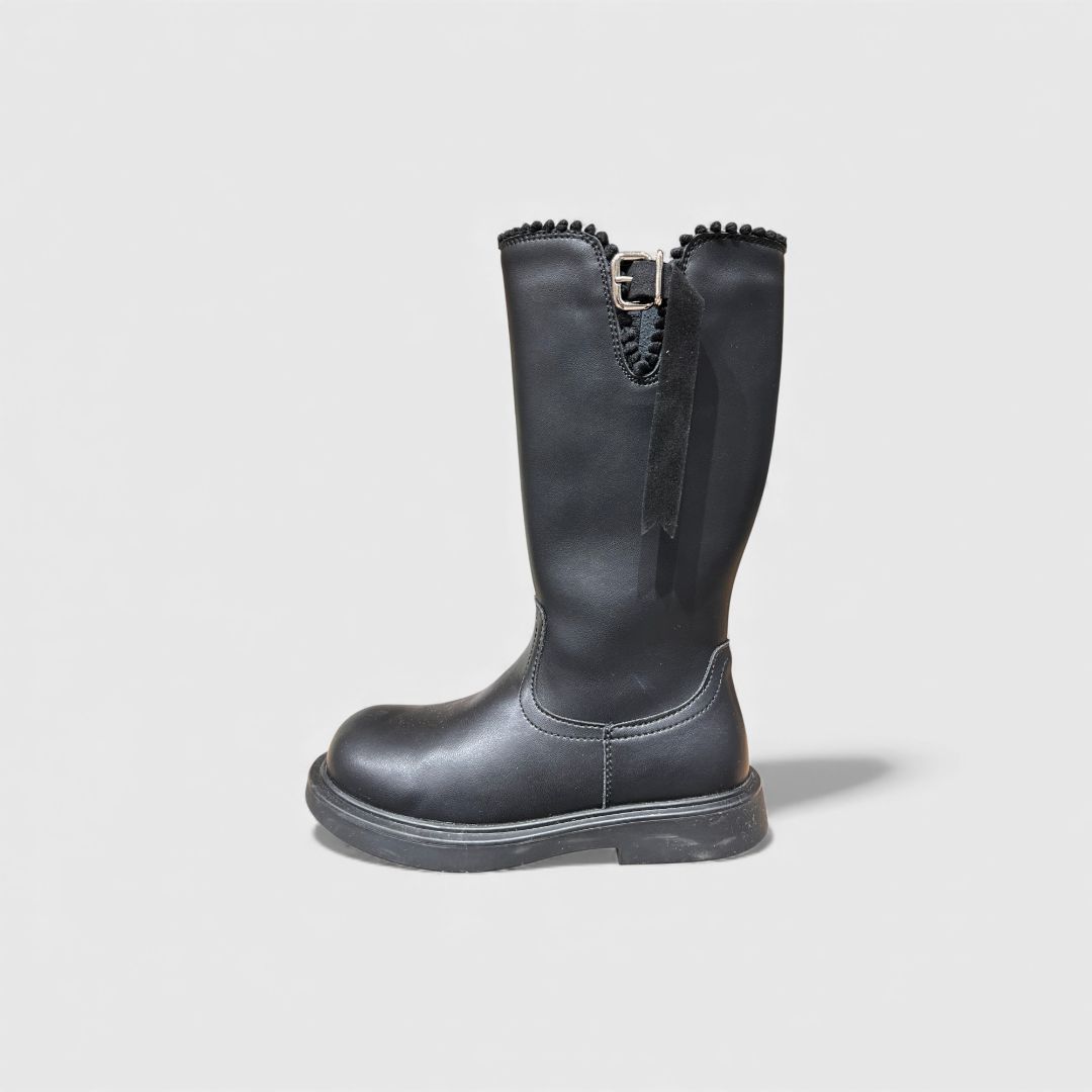 Чёрные сапоги с застёжкой