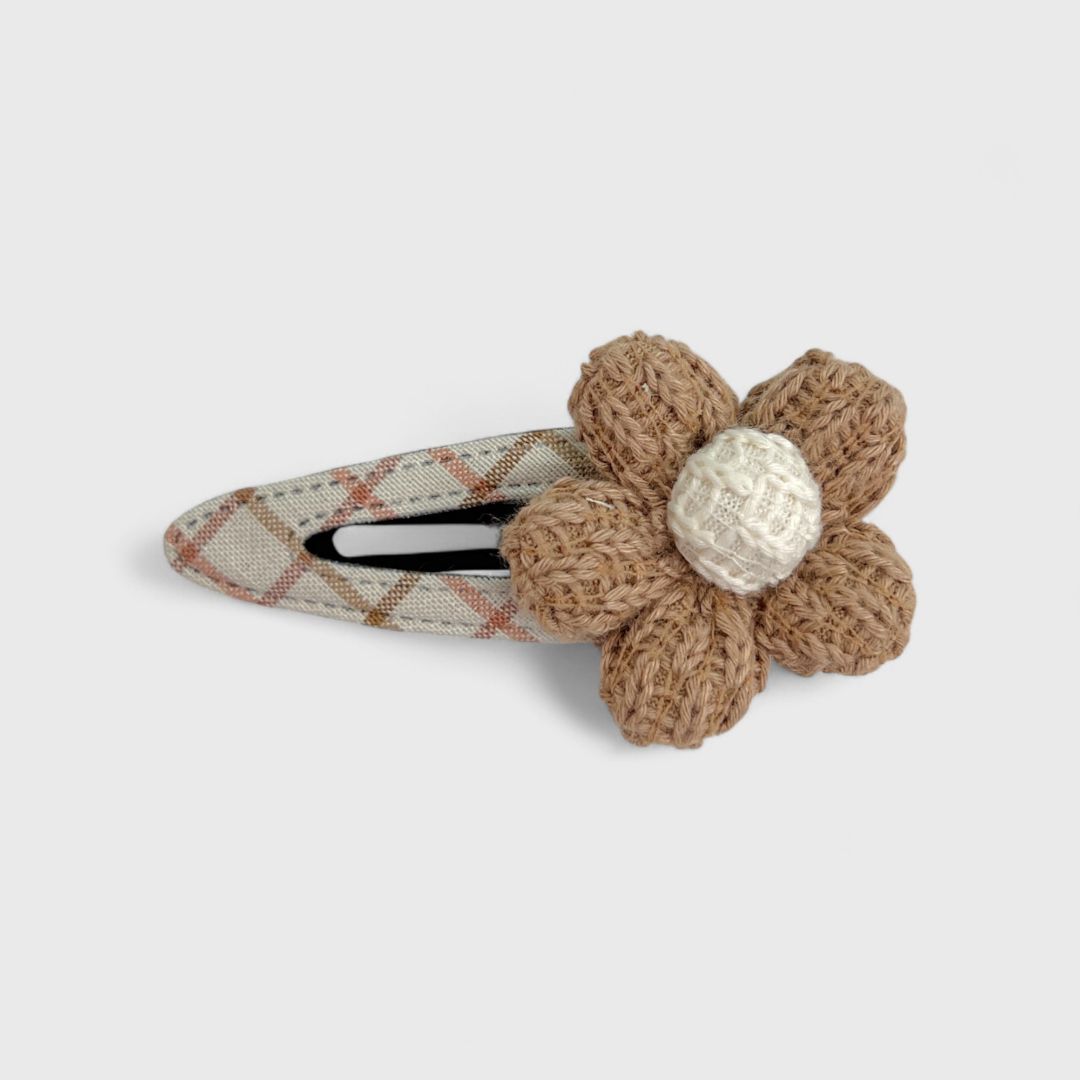 Коричневые заколки с цветами