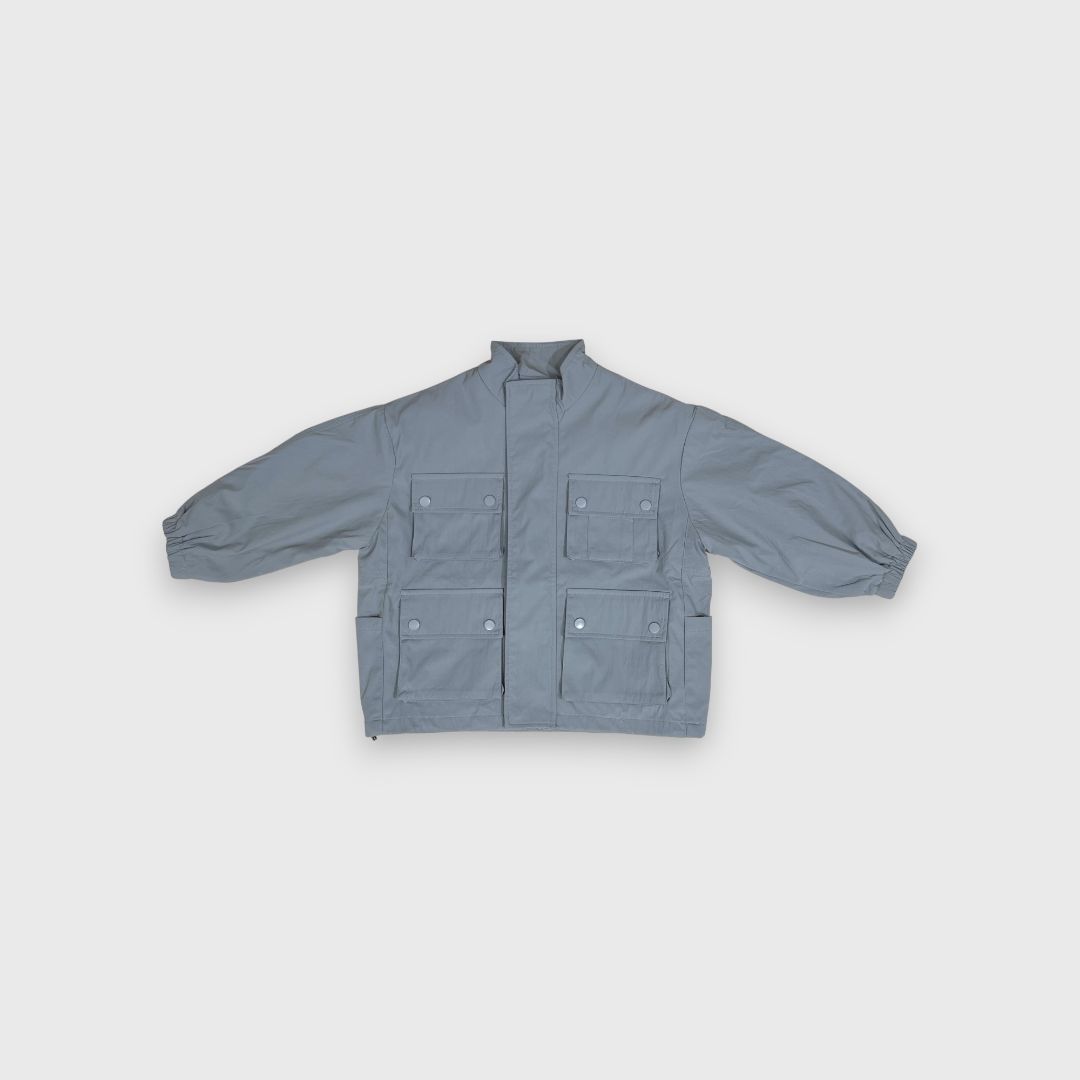 Серая куртка с карманами