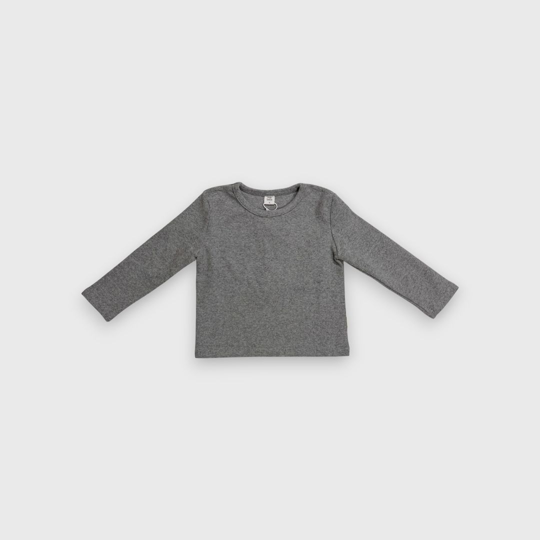 Серый свитер с длинным рукавом