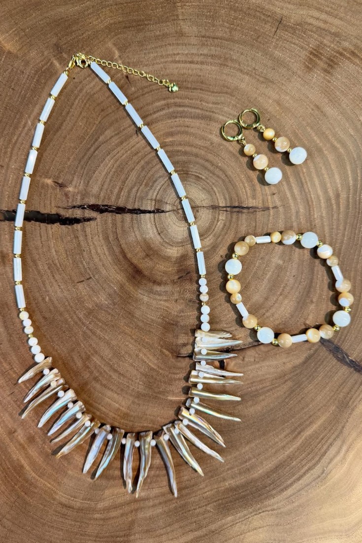 Бежевое украшение с перламутром