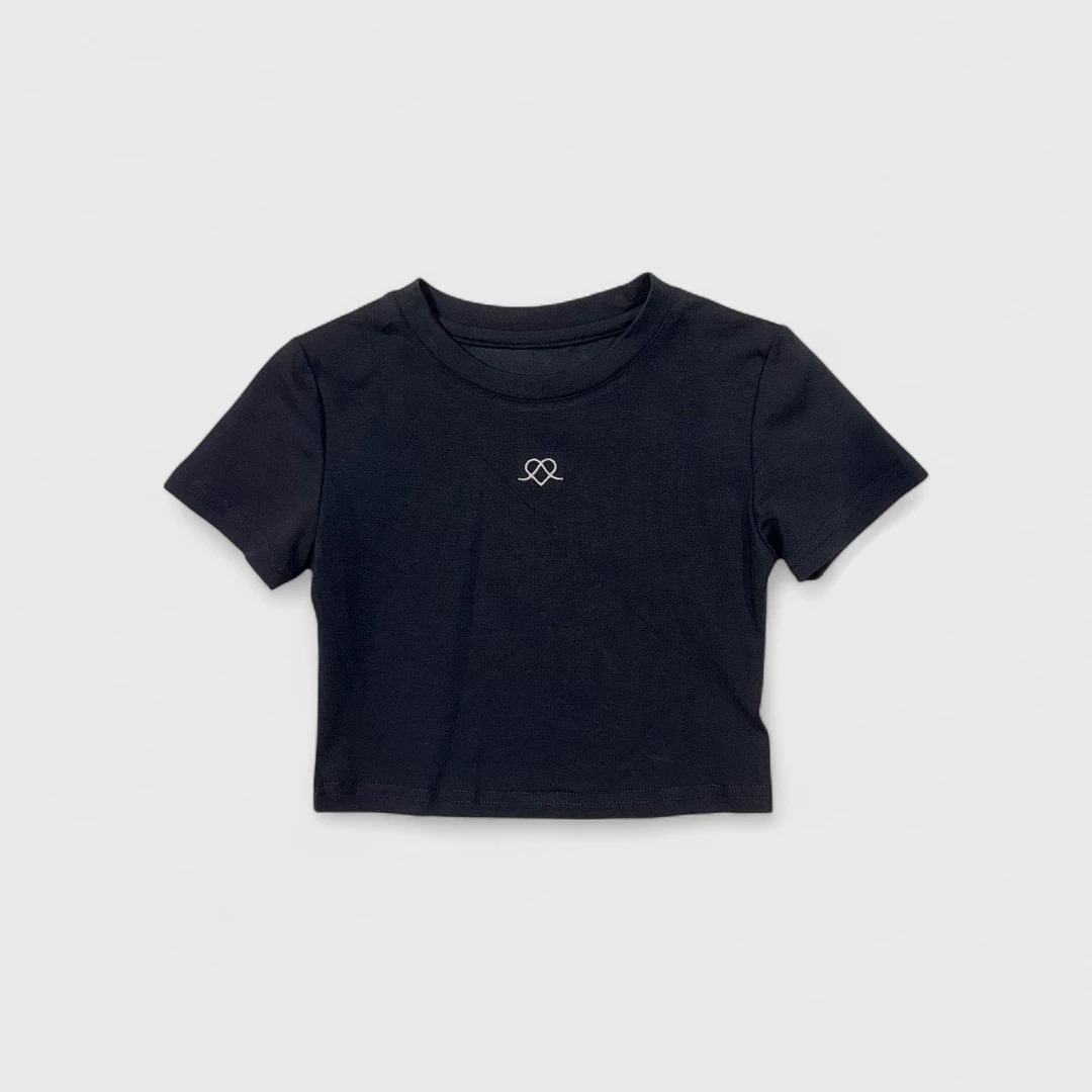 Черная футболка с коротким рукавом