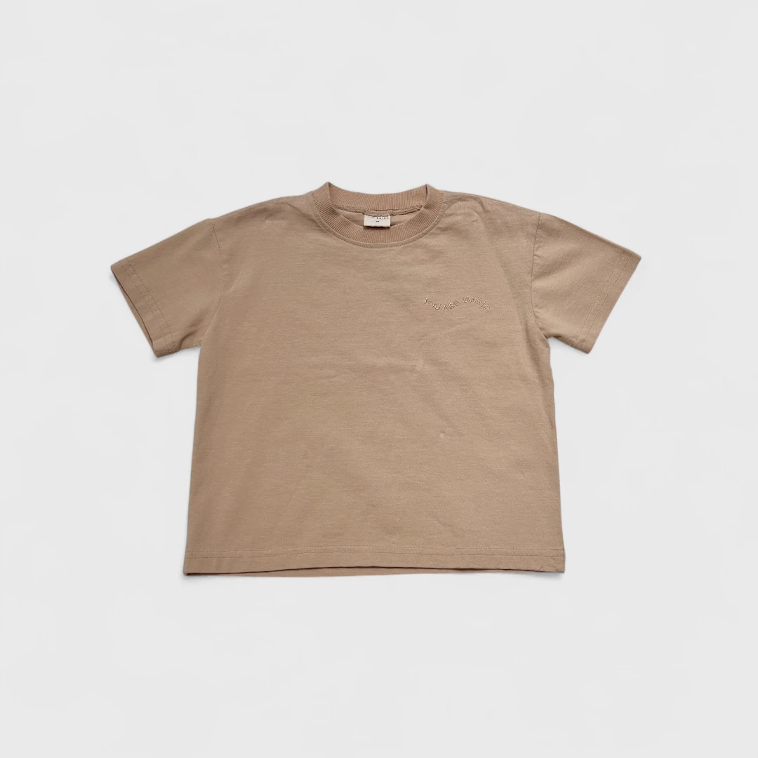 Коричневая футболка