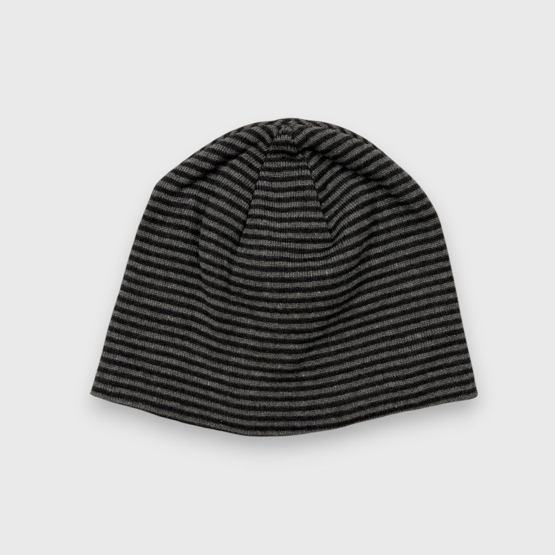 Серая вязаная шапка с полосками