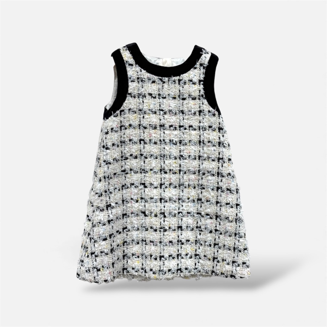 Белое платье с черными акцентами