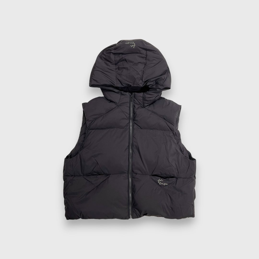 Черная жилетка с капюшоном