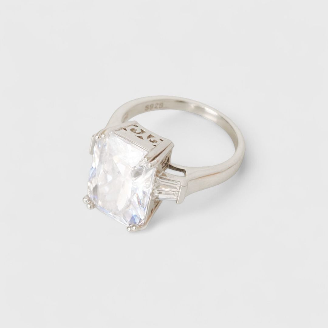 Серебряное кольцо с огранкой радиант и багета