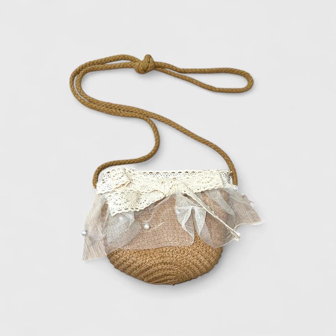 Коричневая сумка с кружевом