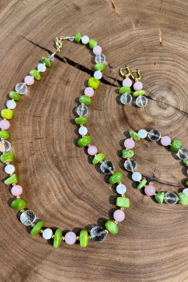 Зеленое ожерелье с кристаллами