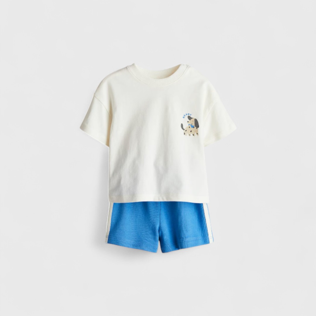 Белая футболка с синими шортами