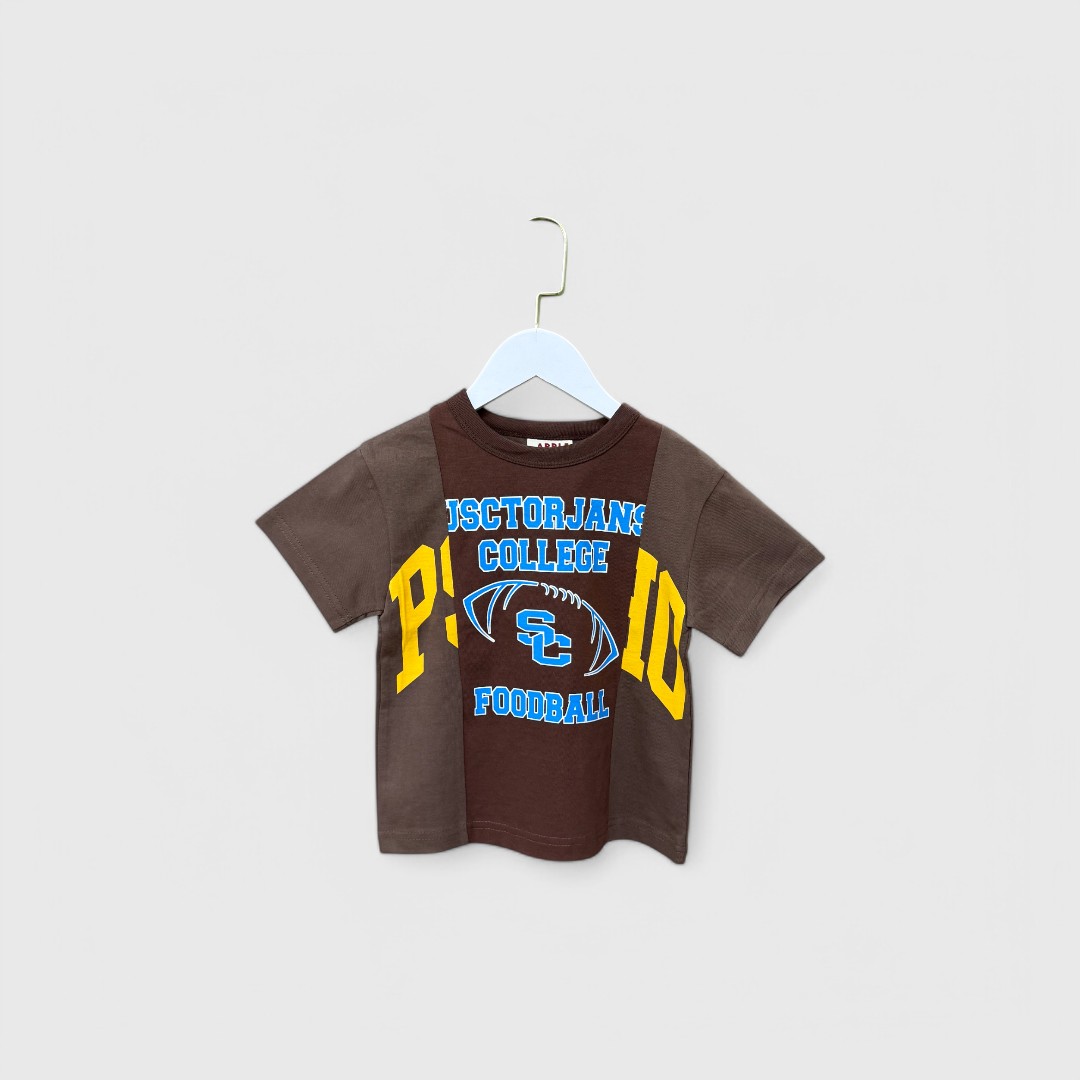 Коричневая футболка с принтом