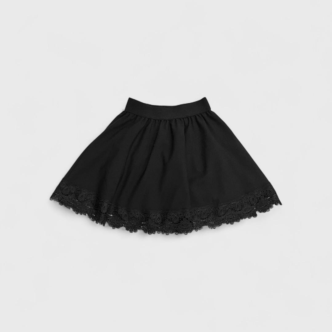 Чёрная юбка с кружевом