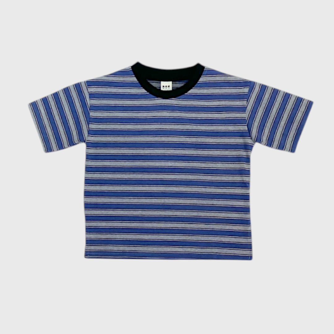 Синяя полосатая футболка