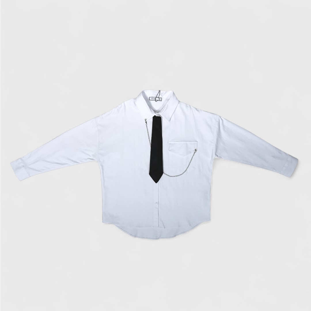 Белая рубашка с черным галстуком