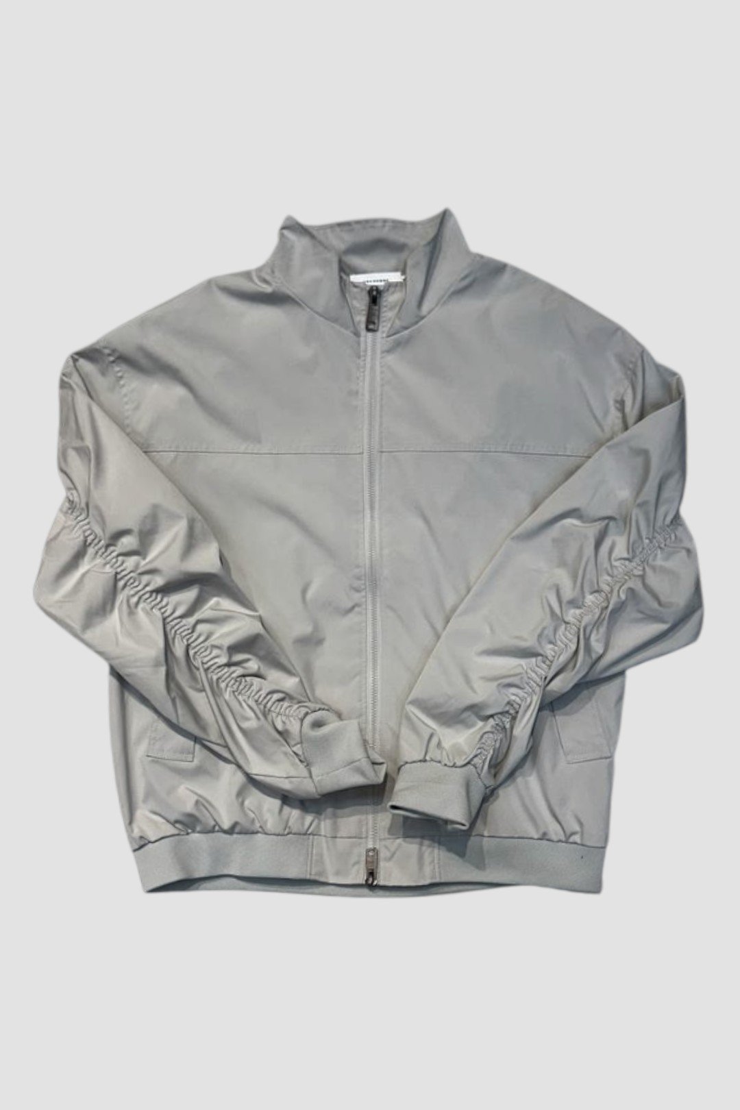 Серая куртка с эластичными рукавами