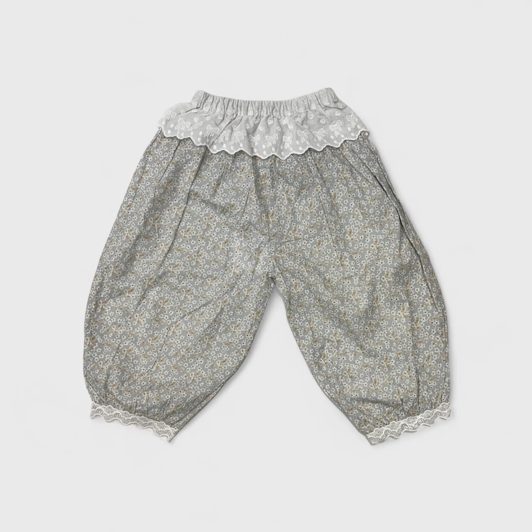 Серые цветочные брюки с рюшами