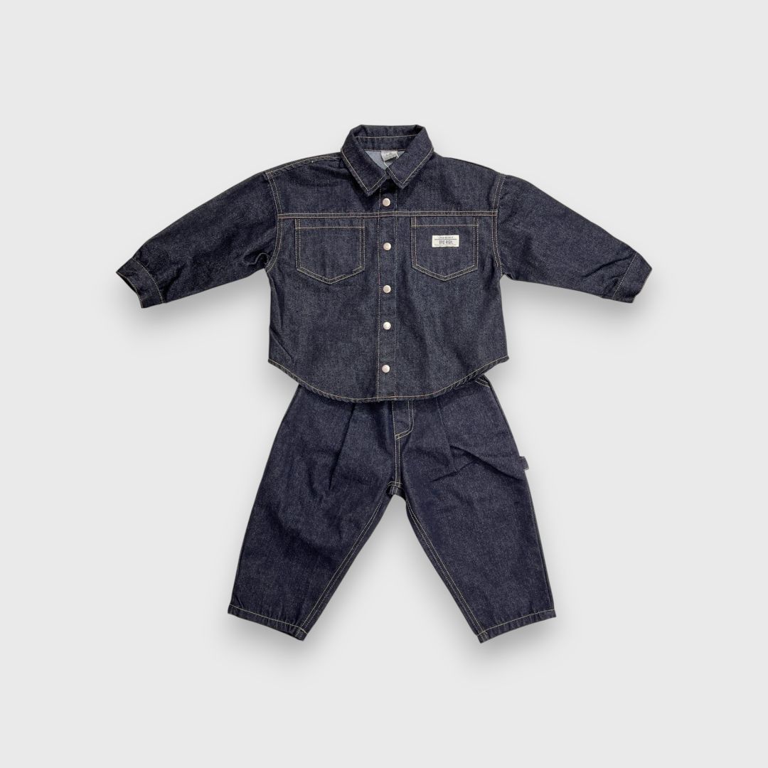 Темно-синие джинсы и рубашка