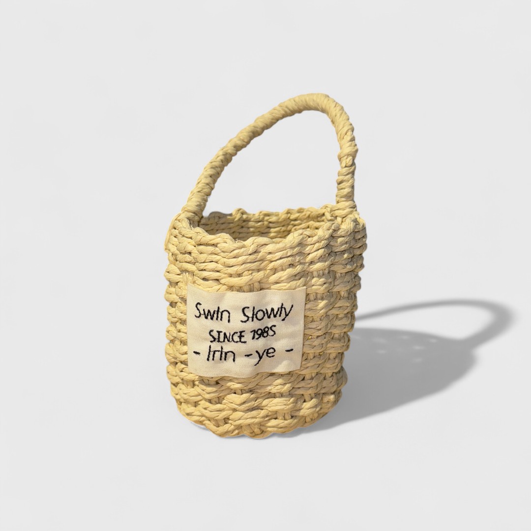 Желтая плетеная корзина для хранения