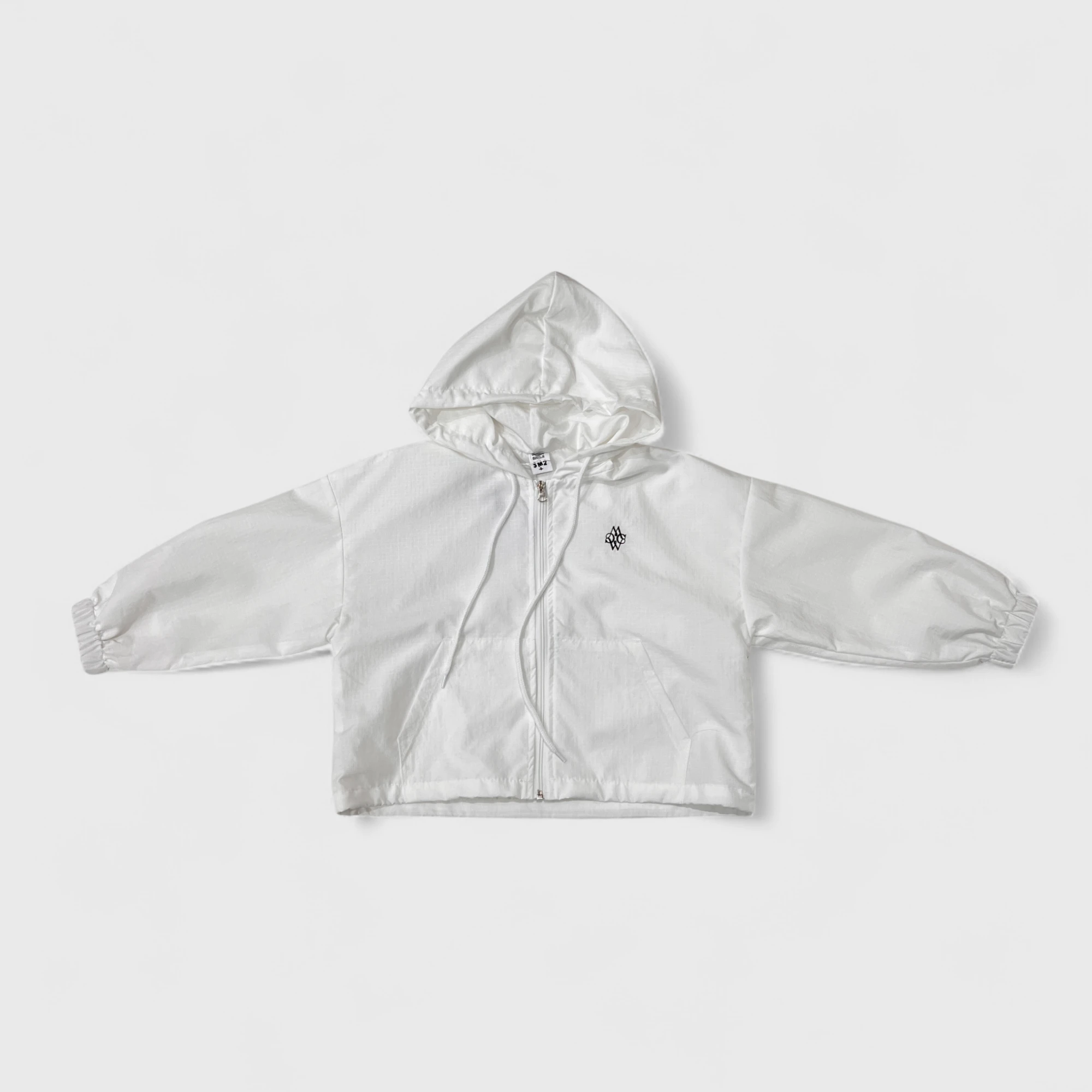 Белая укороченная куртка с капюшоном