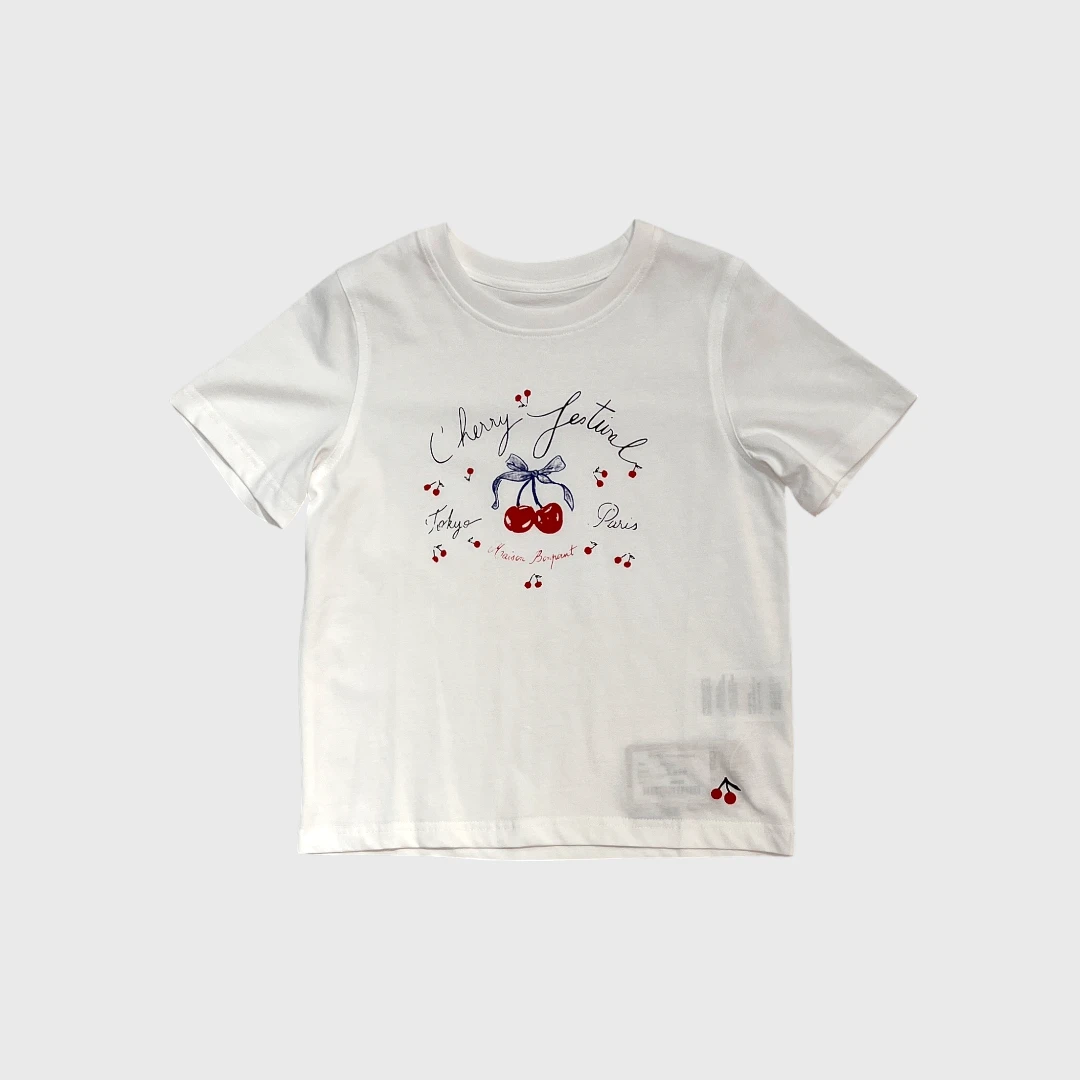 Белая футболка с принтом вишни