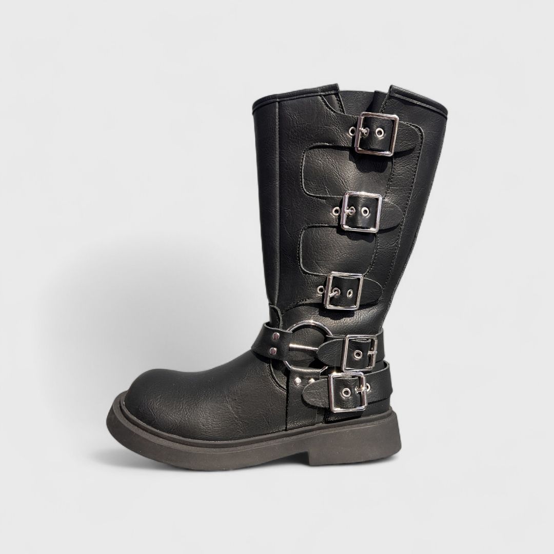 Черные сапоги с пряжками