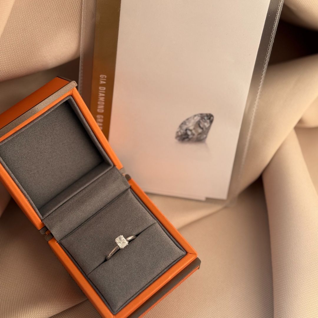 Золотое кольцо с бриллиантом