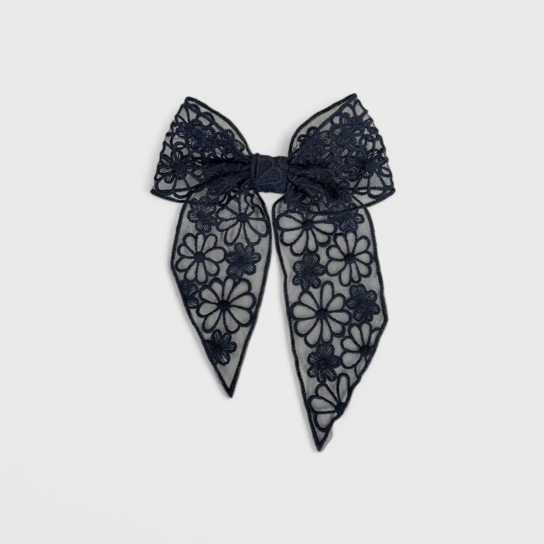 Ажурный черный бант с цветочным узором 