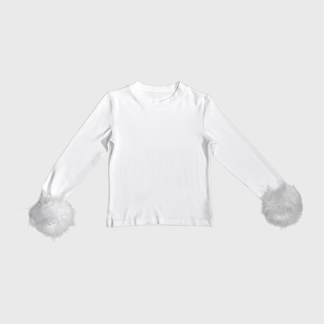 Белый лонгслив с меховыми рукавами
