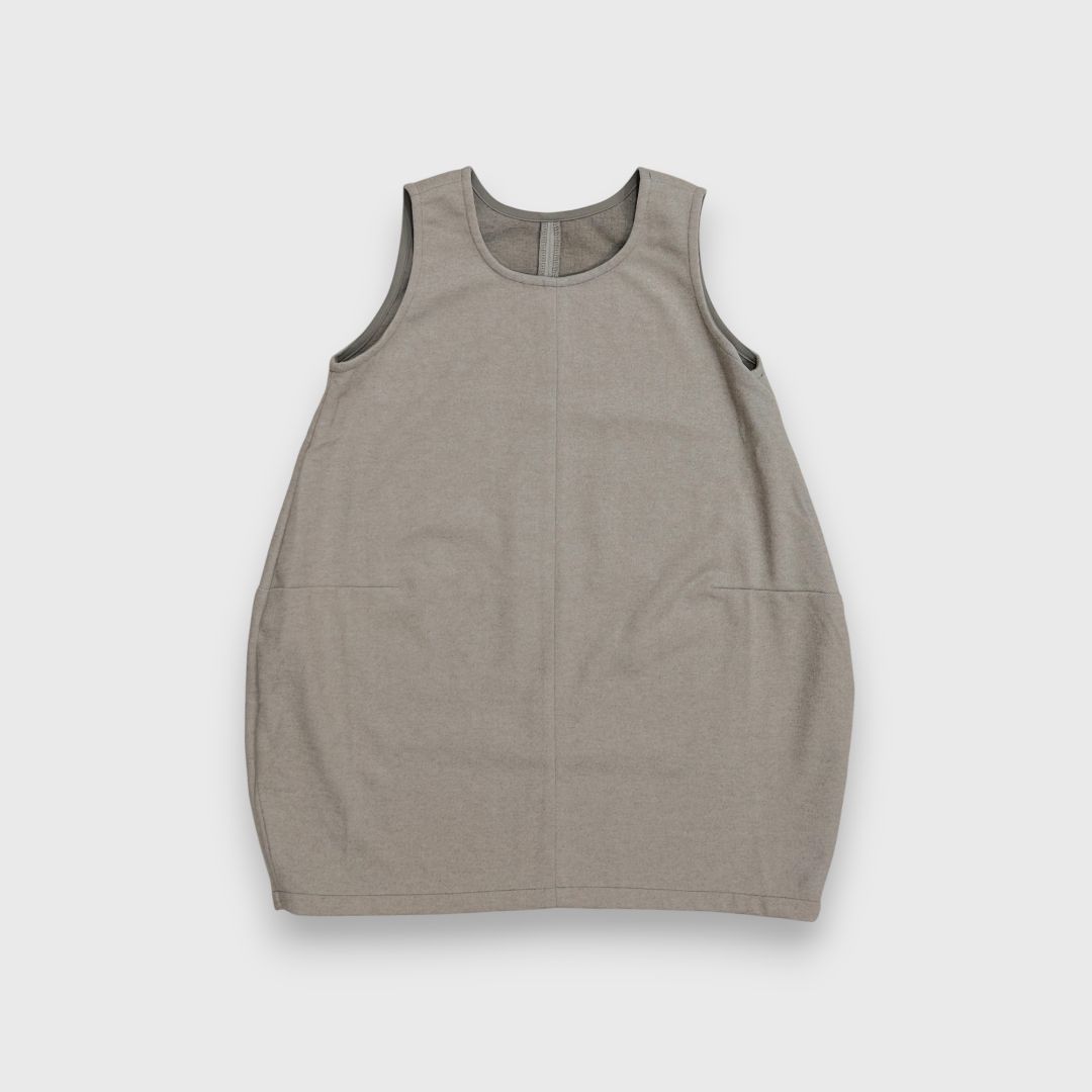 Серое платье без рукавов