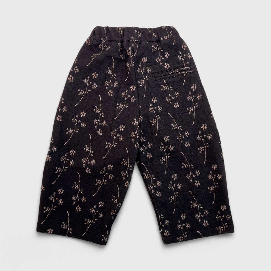 Чёрные брюки с цветочным принтом