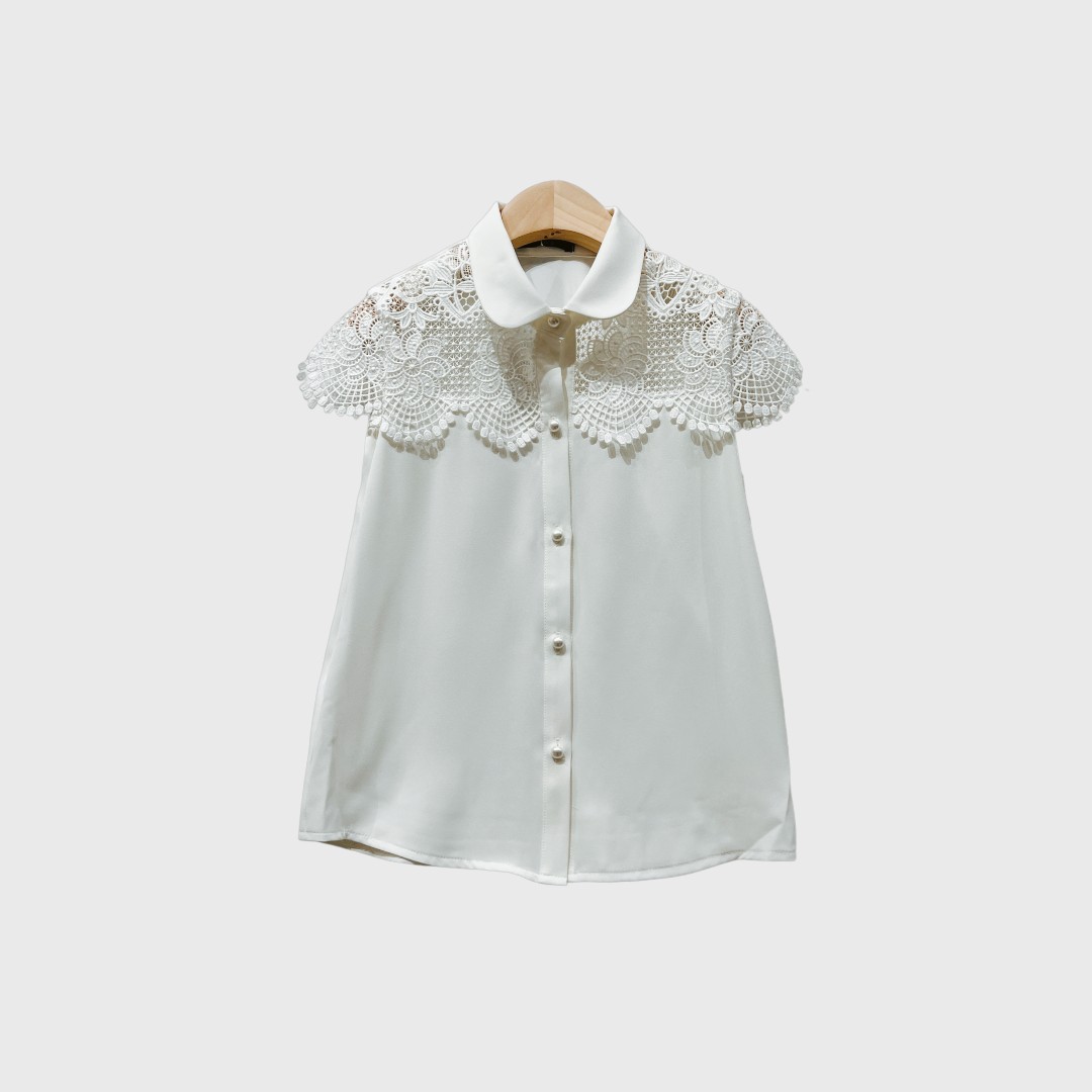 Белая блузка с кружевом